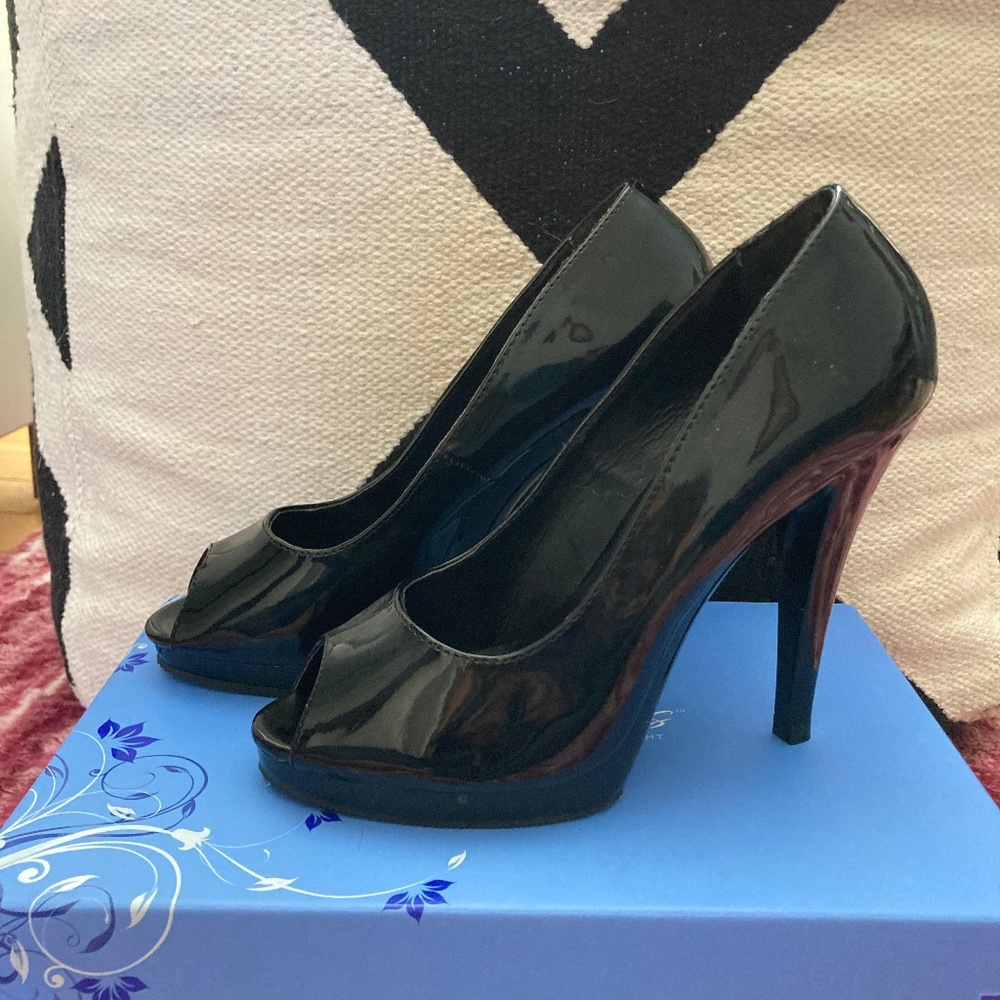 NIB FABULICIOUS Black Patent Leather Sexy Peeptoe Platform Pumps NWT